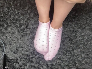 Girl in pink socks shows her toes and masturbate – SofiaRemedy