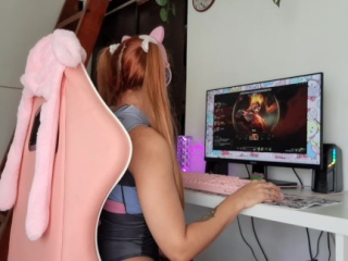 gamer girl was interrupted by hard cock while she’s playing League of Legends