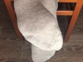 STUDENT GIRL SHOW FOOT IN GRAY SOCKS SMELL SOCKS AND WORSHIP FETISH