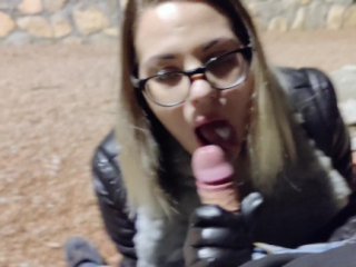 An exhibitionist sucked a dick at night in the park ! \ Stranger blowjob