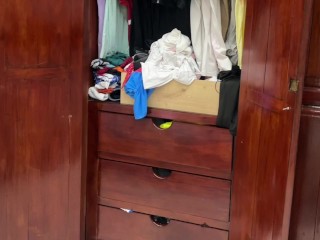 CUlona cambiandoser de ropa en su habitacion