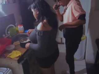 Pareja de amigovios amateur tomando tragos y se calientan entre risas