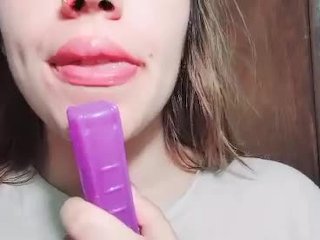 CHUPANDO MI VIBRADOR LLENO DE MIS FLUIDOS