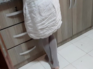 Housemaid gets orgasm while cooking