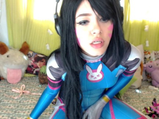 DVA COSPLAY PLAYING WITH HER PUSSY AND LICKING THE MEKA