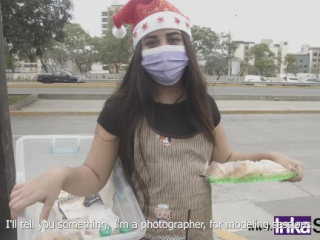 A vísperas de navidad, latina ambulante recibe su pedazo de carne