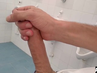 Un homme avec une gros bite blanche masturbe et ejacule dans Une toilette publique