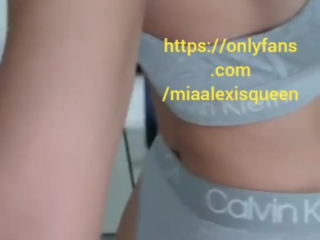 Moglie troia manda video all’amante, mentre si masturba è squirta e arriva su pornhub