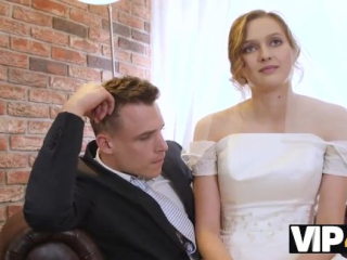 VIP4K. Beauté en robe de mariée suce une bite d’étrangers et se fait baiser