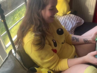 Gameuse coquine fête le 25ème anniversaire de Pokémon – amateur