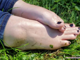 I Want You to Cum ALL Over my Oiled Up Little FEET – PUBLIC foot show!